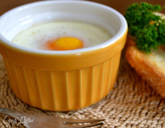 Пока яйца запекаются, хлеб смазать оливковым маслом и обжарить на сковороде гриль, или тоже поджарить немного в духовке, или просто поджарить в тостере... Подавать готовые яйца кокот, украсив по желанию, вместе с хлебными гренками.