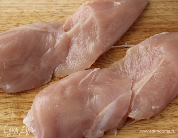 Куриное филе разрезать на 2 части наискосок.