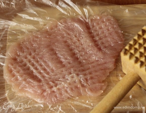 Положить между двумя листами пленки и хорошо отбить. Чем лучше отбито мясо, тем тоньше отбивные и соответственно - короче время приготовления.