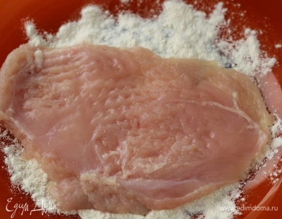 Посолить, поперчить, обвалять сначала в муке...