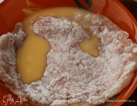 Обмакнуть в яйцо.