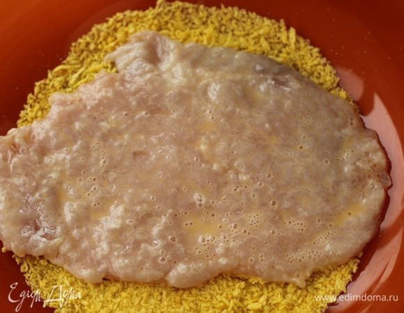 а затем обвалять в хлебной крошке.