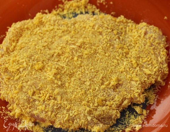 Быстро обжарить с обеих сторон по 2 минуты. Я жарила сразу 4 отбивные на одной большой сковороде.