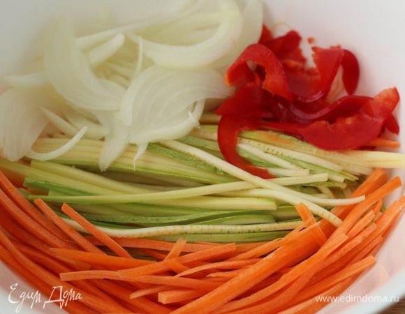 На гарнир - палочка-выручалочка - овощи стир фрай. У меня сегодня кабачок, морковь, лук и болгарский перец. Как готовится стир фрай можно посмотреть здесь http://www.edimdoma.ru/retsepty/51723-stir-fray-iz-kuritsy-s-ovoschami