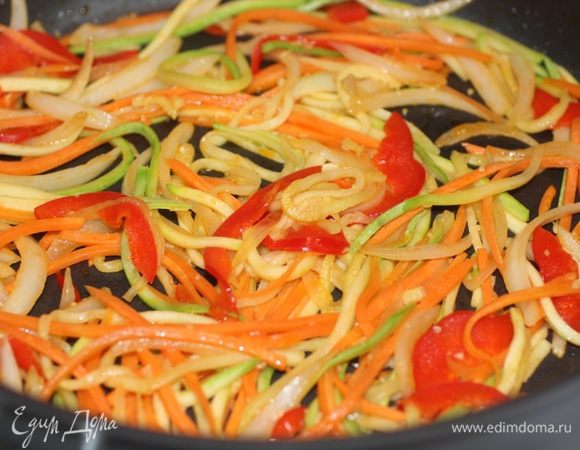 Овощи быстро обжарить на оливковом масле на максимальном огне.