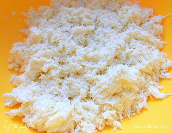 Творог протереть через сито.