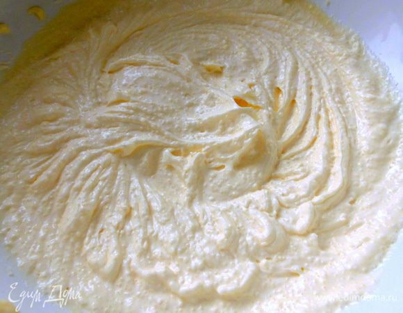 Размягченное сливочное масло взбить с сахаром до посветления. 