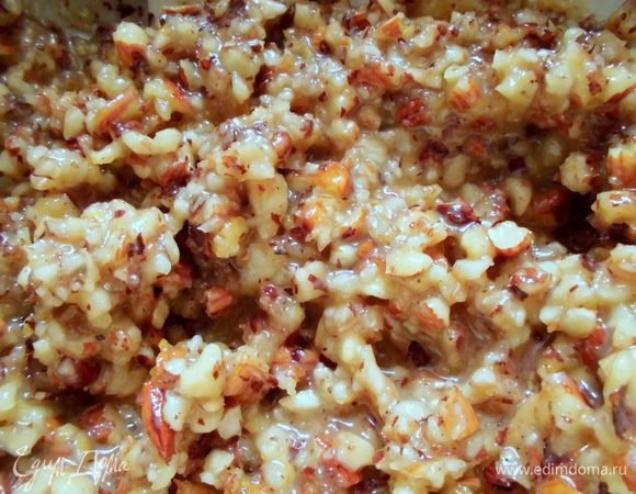 Растопить сливочное масло. Яйцо взбить с сахаром до пышной массы. Добавить к яйцу орехи, масло, лимонную цедру, кардамон, щепотку соли и перемешать. 