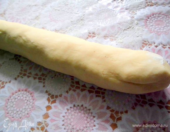 Разогреть духовку до 180 градусов. Тесто вынуть из холодильника и на присыпанной мукой поверхности скатать в длинную колбаску, диаметром 1,5-2 см. 