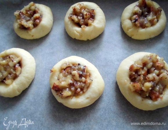 Положить в углубления по 1 ч. л. начинки, слегка "утрамбовывая" ее. Выпекать 20-25 минут. 