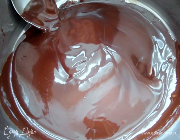 Готовое печенье остудить. Растопить шоколад на водяной бане и украсить им печенье.