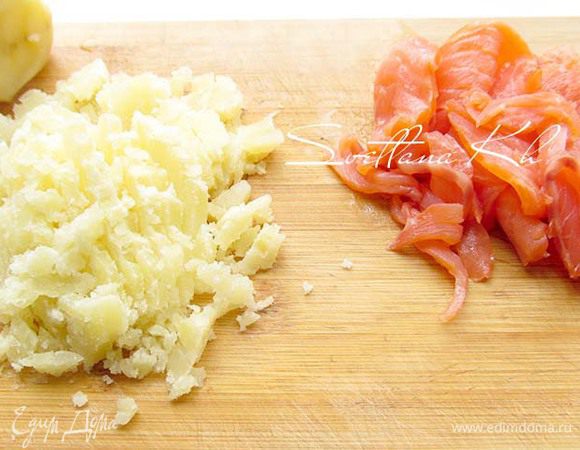 Рыбу и отварной картофель нарезать мелкими кусочками.