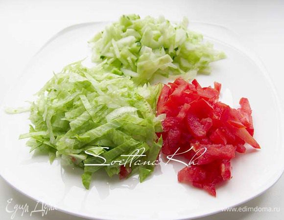 Салат айсберг, огурец и помидор нарезать соломкой или как вам нравится