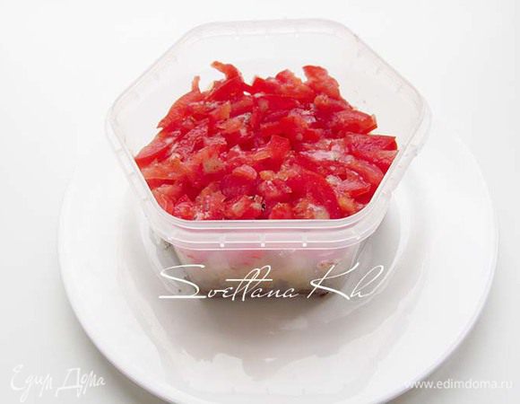 Выкладывать все слоями в специальную форму-вырубку или можно просто в любую глубокую емкость, предварительно застелив ее изнутри пленкой. Тогда выкладывать нужно будет в обратном порядке....
В данном случае нижний слой - хлеб, слегка полить заправкой. Затем - картофель, снова полить заправкой. Потом лук (достать из маринада), помидор, салат, огурец и сверху - рыба. Украсить салат ломтиками рыбы и зеленью.