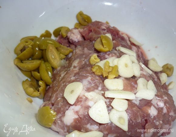 в фарш порезать чеснок и оливки,посолить, поперчить, натереть четвертинку мускатного ореха, добавить сливки, вымешать, отбить