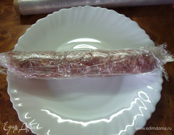 завернуть колбаску в пищевую пленку в несколько слоев, по краям завязать ниткой, как конфетку. фарш в конфетке-колбаске утрамбовать как можно плотнее