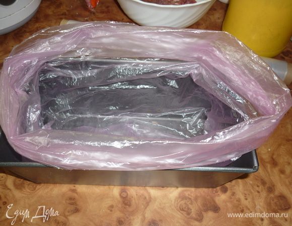 в форму для кекса я положила прочный пакет