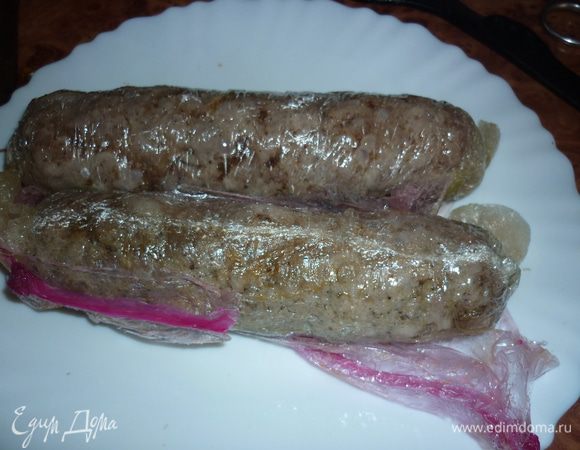 мне не хотелось включать духовку, и я поставила все в аэрогриль на 40 мин при 200 градусах. т.к. пространства в аэрогриле меньше чем в духовочке, пакетик сверху немного оплавился. но пленка осталась цела. колбаски остудить. почистить. нарезать. мсаковать