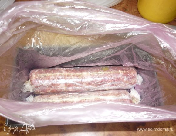 положила в этот пакет колбаски