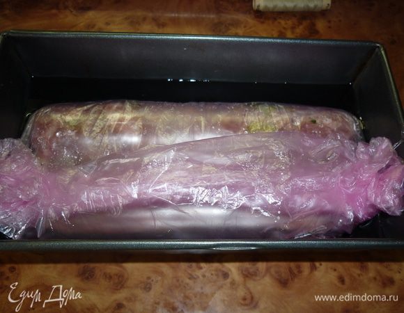 пакет завернула. налила в форму воду, а чтоб колбаски не всплывали, положила сверху тяжелую ложку