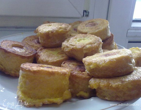 Нарезать рулет на кусочки и обжарить в яйце. Смачного!