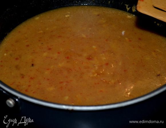Добавить все ингредиенты для соуса в емкость и поставить на огонь.Тушить примерно 10 мин. помешивая.