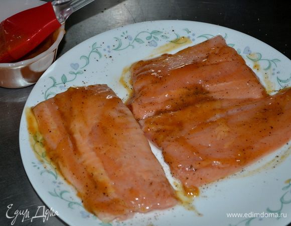 Филе посолить и поперчить.Смазать соусом с одной стороны.