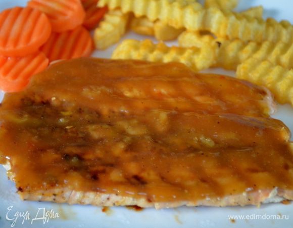 Выложить смазанное филе глазированной стороной вниз на гриль.Готовим 4 мин.Перевернем и смажем другую сторону и готовим до готовности.Можно приготовить в духовке просто на фольге,смазав сразу обе стороны глазурью.
Готовую рыбу подаем с отложенной глазурью и гарниром по желанию.