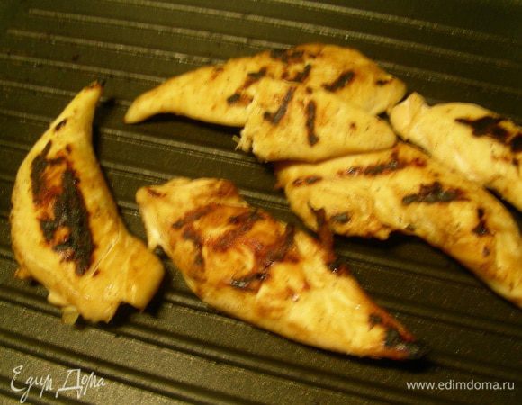 Куриную грудку режем на средние кусочки и обжариваем на небольшом количестве оливкового масла. Можно ее приготовить на сковороде-гриль (как делала я), а можно запечь в духовке.