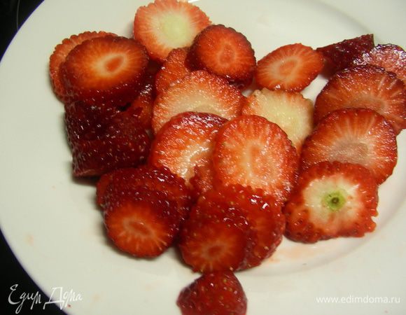 Клубнику режем кружочками.
