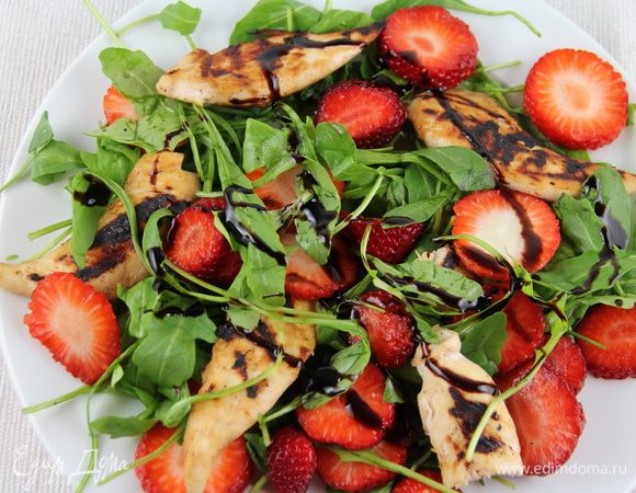 На тарелку выкладываем руколу, сверху раскладываем курочку и клубнику. Немного поливаем бальзамическим уксусом (у меня соус), можно немного поперчить по вкусу. Если Вы привыкли к полноценной заправке, тогда можно сделать стандартную уксусно-масляную, смешав в равным количествах оливковое масло и бальзамический уксус, посолив и поперчив по вкусу. И наслаждаемся) Приятного аппетита))