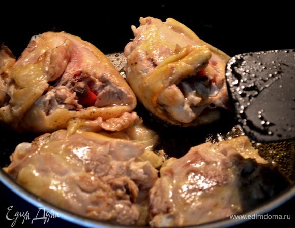 Разогреть  2 ч.л. олив. масло и слив.масло на сковороде с тяжелым дном. Пожарить куриные бедрышки  8 мин. Отложить на тарелку.