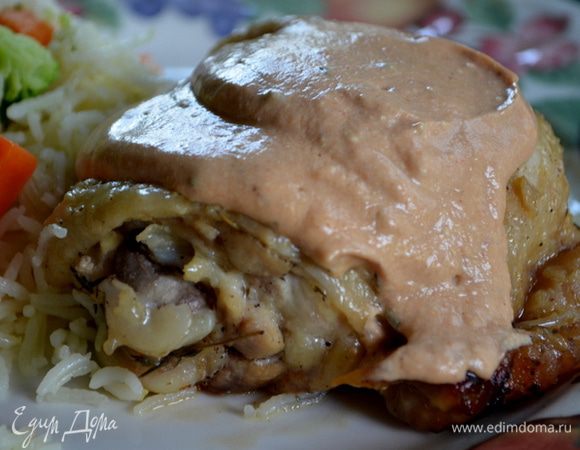 Подаем готовые куриные бедрышки с соусом. Приятного аппетита.