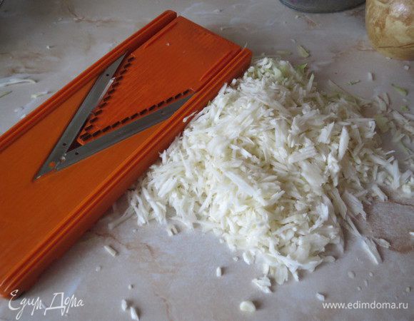 Капусту мелко нашинковать. У кого есть тёрка Бёрнер-лучшего и пожелать нельзя)))))