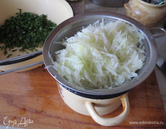 Бланшировать капусту в кипящей воде в течение 3-4 минут. Откинуть на дуршлаг.