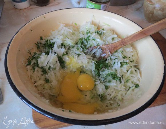 Добавить в капусту яйца и хорошо перемешать.