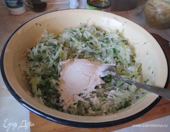 Далее всыпать муку и снова хорошо вымешать.