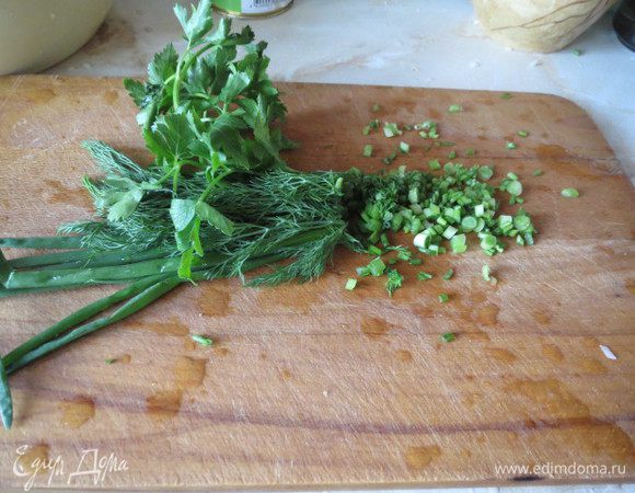 Мелко порезать зелёный лук и укроп с петрушкой. Добавить в капусту.