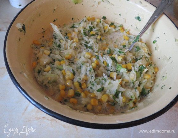 Смесь посолить, поперчить по вкусу. Добавить кукурузу и ещё раз хорошо перемешать.