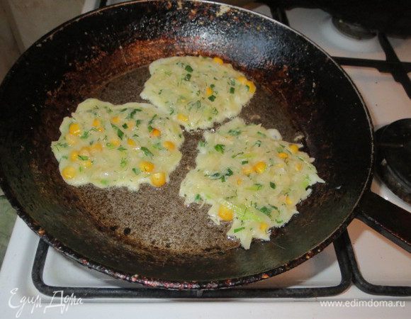 Жарить оладьи на растительном масле до румяной корочки. 