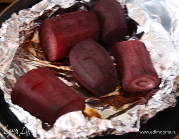 Свеклу отварите или запеките. Я запекала в фольге при 180 градусах 1 час.