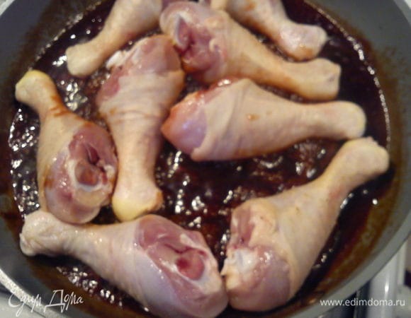 Выложить ножки в соус