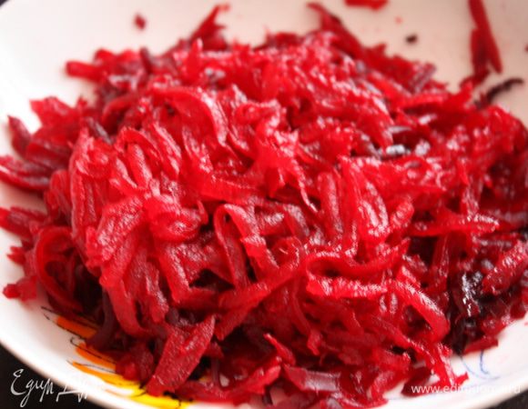 Свеклу очистить,оставить небольшой кусочек целым (для украшения), остальное натереть на крупной терке,сбрызнуть лимонным соком и перемешать.