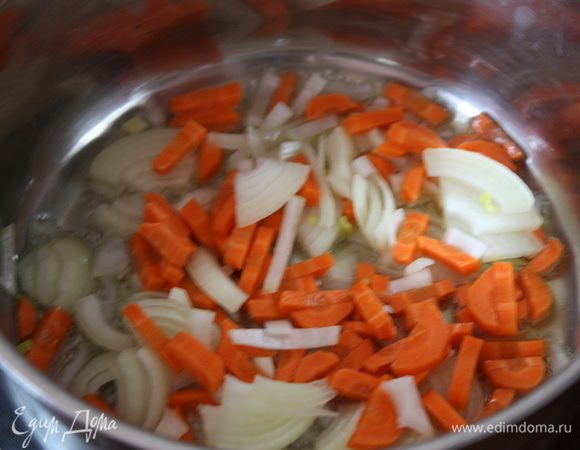 Луки морковь порезать как вам нравится и обжарить на разогретом масле до золотистого цвета.