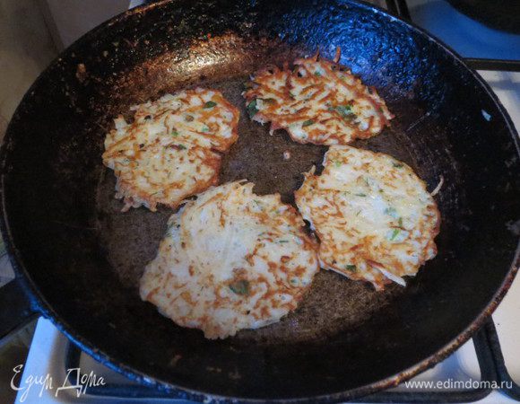 Картофель натереть на тёрке. Мне лично нравится на крупной. Более хрустящие получаются. Добавить яйца, соль, перец. Я люблю ещё нарубить туда репчатого лучку и зелени. Но это факультативно. 
Пожарить драники.