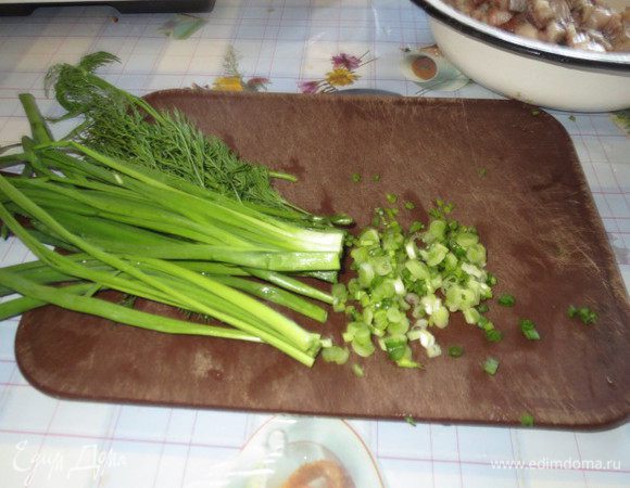 Зелёный лук и укроп мелко нашинковать. Немного укропа отложить для украшения.