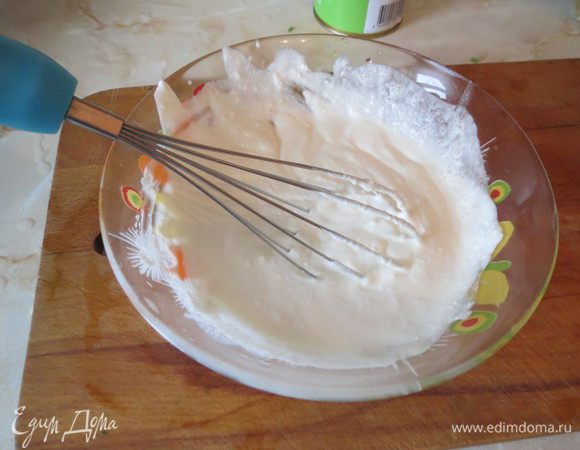 Творог взбить венчиком со сливками.
