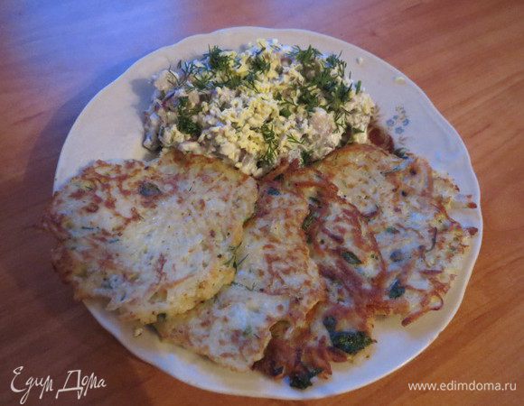 Смешать все подготовленные ингредиенты. Салат сверху посыпать натёртым на тёрке желтком и укропом. и подавать с драниками. Я очень люблю добавить в этот салат нарезанное кубиками яблочко, хотя в рецепте его не было. Особо рисковым советую попробовать.)))))))