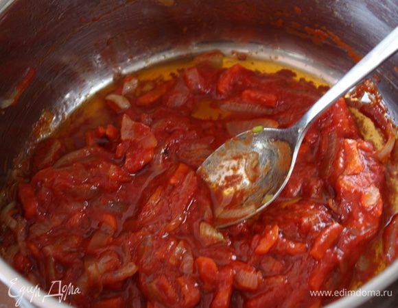 Томатную пасту развести в 3 ст.л. воды и добавит к луку и морковке,тушить 5 минут.