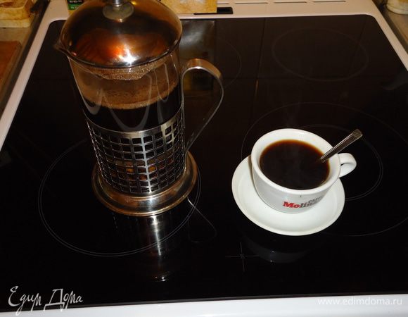 В френч-пресс положить цедру апельсина, лимона и лайма  по вкусу 